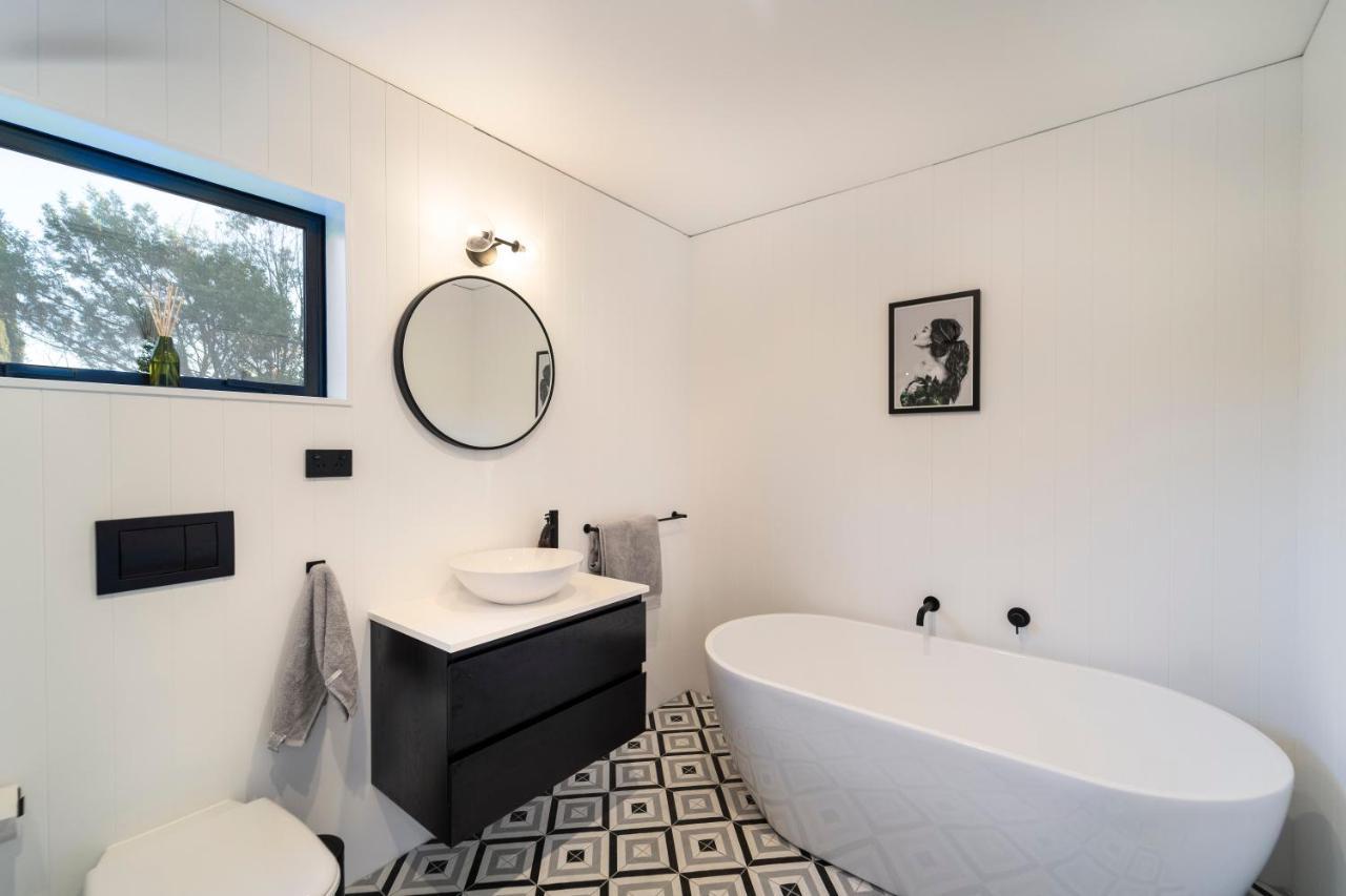 Black Barn Modern: Luxe Martinborough Escape Dış mekan fotoğraf