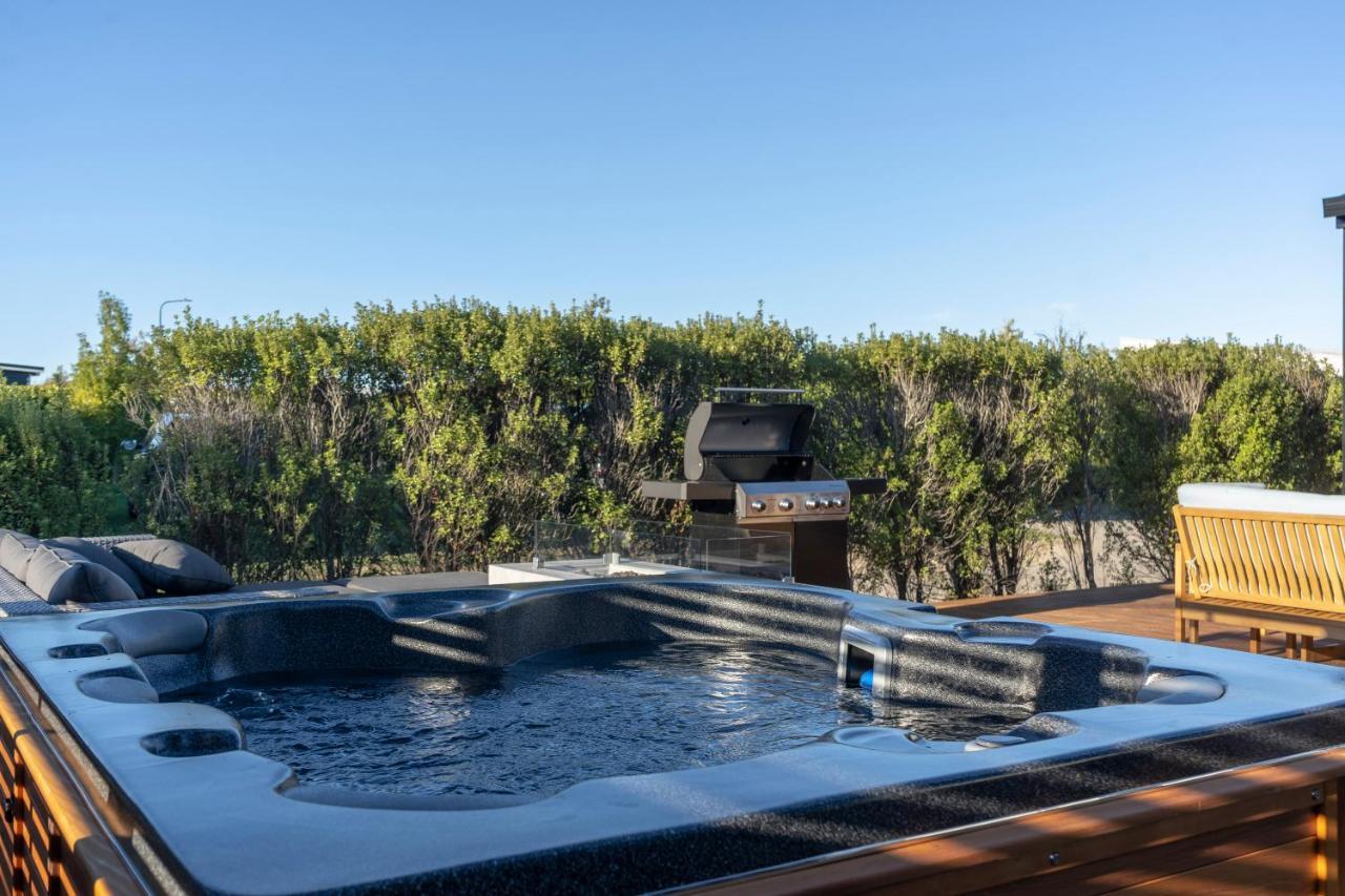 Black Barn Modern: Luxe Martinborough Escape Dış mekan fotoğraf